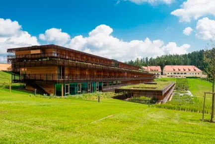 Josefhof Graz Ansicht des Gebäudes von Außen mit Graslandschaft