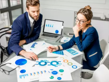 Mann und Frau, die über Statistiken sitzen