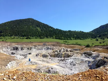 Bergbau Puchberg - RIGIPS: Gips Gruppe mit Berg im Hintergrund