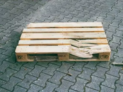 Paletten mit defekten Brettern