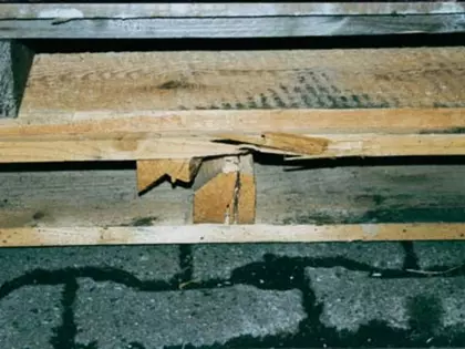 Palette Kantholz gebrochen