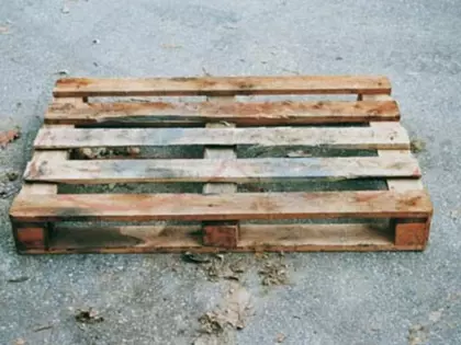 Palette mit unzulässigen Bauteilen