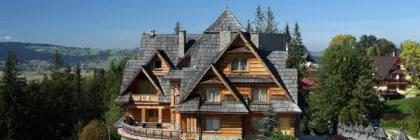 Holzhaus direkt in die Landschaft gebettet