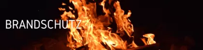 Brandschutz - Flammen auf schwarzem Hintergrund