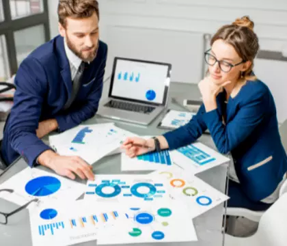 Mann und Frau, die über Statistiken sitzen