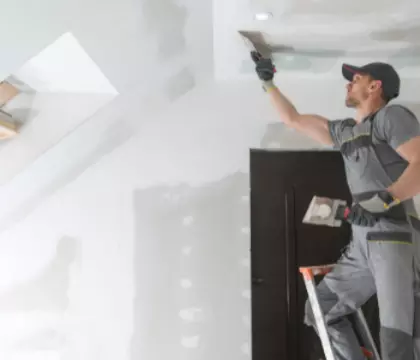 Trockenbauer spachtelt die Decke