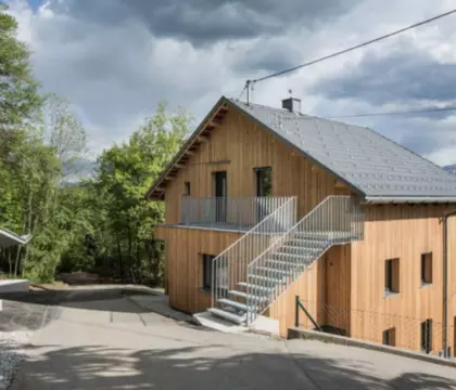 Haus in Holzbauweise mit Außentreppe