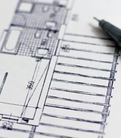 Plan einer Wohneinheit mit Lineal weiß und schwarzem Stift